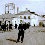 У проходной фабрики "Красный Профинтерн", 1957 год