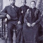 Будущий генерал-полковник Л.М. Сандалов с родителями, 1910 год
