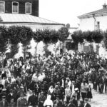 Рабочие у проходной фабрики Коноваловых, 1911 год